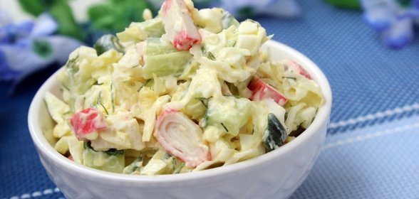 Летний салат с крабовыми палочками