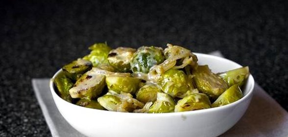 Тушеная брюссельская капуста с вином и луком