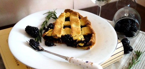Кростата с шелковицей, розмарином и белым вином