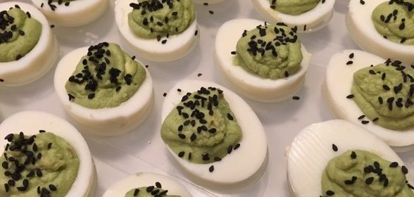 Яйца, фаршированные васаби и кунжутом