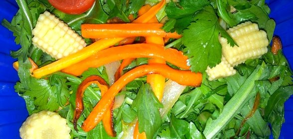 Салат из рукколы, шпината, моркови и кукурузой.