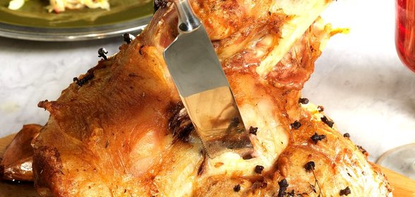 Свиной окорок с тушеной капустой и печеным пастернаком