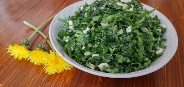 Весенний салат из крапивы с яйцом