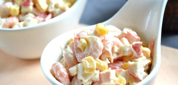 Салат с креветками и крабовыми палочками