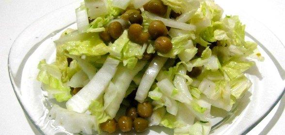 Салат из пекинской капусты и зеленого горошка