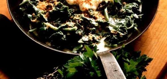 Мангольд с изюмом и кедровыми орешками