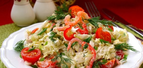 Салат из пекинской капусты с креветками, черри и твёрдым сыром