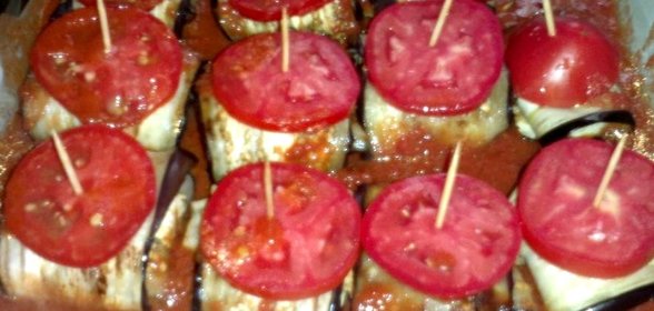 Печеные рулетики из баклажанов с мясом и орехами