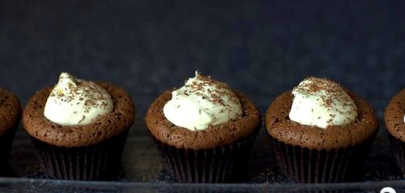 Шоколадные кексы с мятным кремом