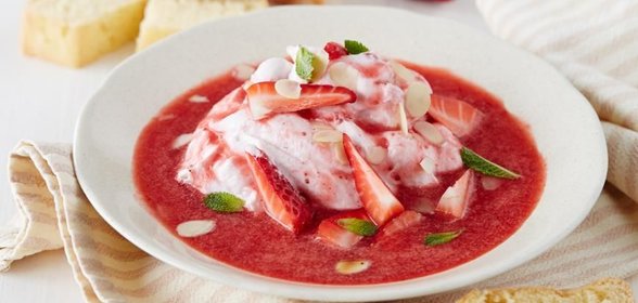 Клубничный суп с сырно-сливочным кремом