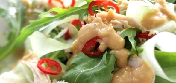 Салат с индейкой, травами и арахисовым соусом