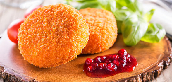 Жареный камамбер с клюквенным соусом