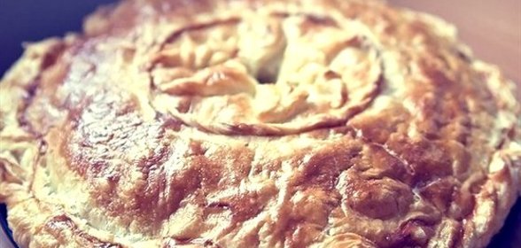 Пирог с курицей, картофелем и зеленью