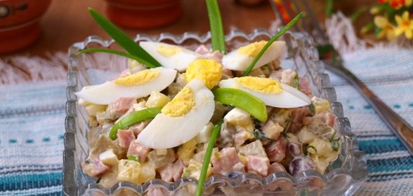 Салат с ветчиной,яйцами и маринованными грибами