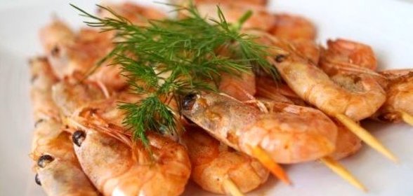 Шашлык из креветок на сковороде