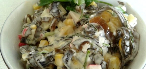 Салат из морской капусты с кукурузой и крабовыми палочками