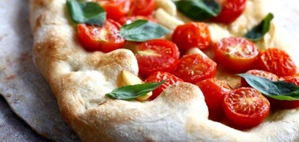 Фокачча с помидорами и чесноком