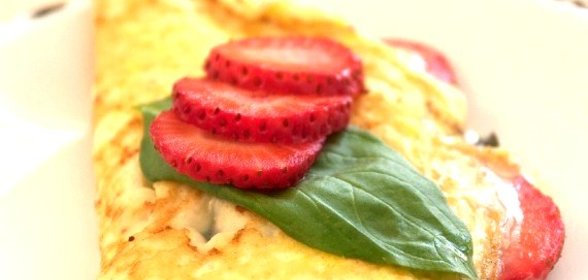 Омлет с клубникой