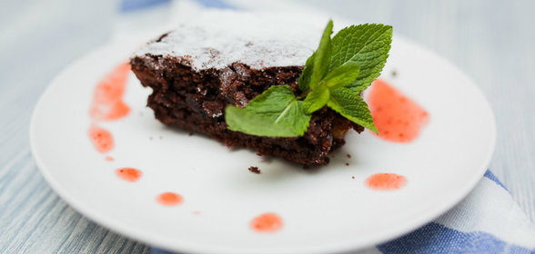 Брауни с орехами и вишней за 40 минут