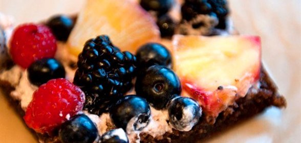 Шоколадный пирог с шоколадным маслом и грецкими орехами