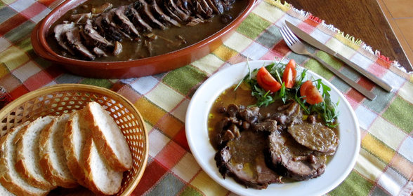 Запеченная говядина в винном соусе