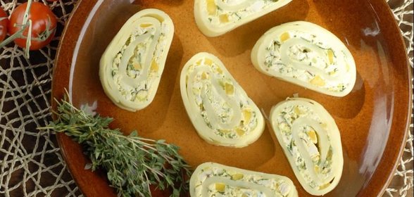 Сырный рулет с курицей и фисташками