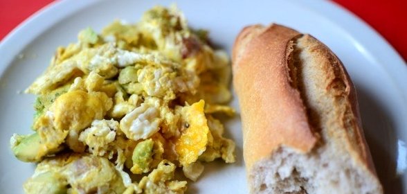 Яичница с авокадо