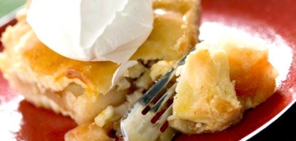 Имбирно-абрикосовый пирог с орехами и сливочной глазурью