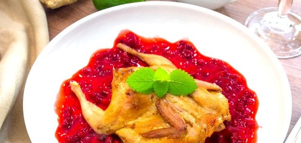 Перепела, маринованные в имбире с брусничным соусом