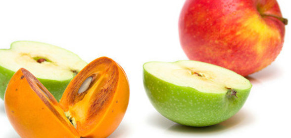 Салат из хурмы и яблок с орехами