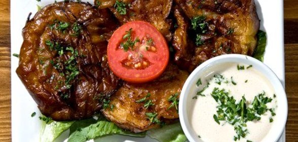 Баклажаны на гриле с йогуртовым соусом