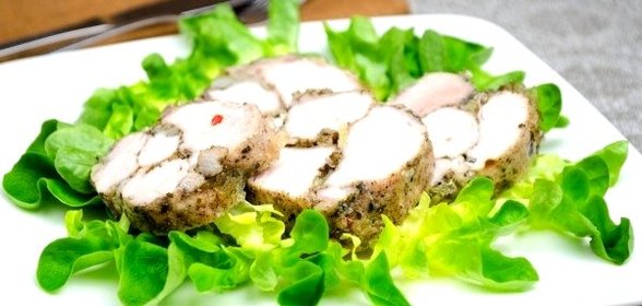 Мясной рулет с чесноком и пряностями на пару