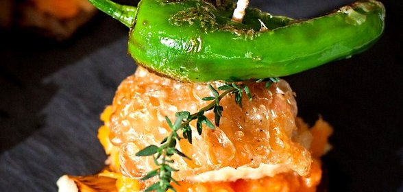 Пинчосы (тапас) из перца падрон, куриных крыльев, вешенок, пастернака и моркови