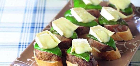 Горячие канапе из свиной вырезки с сыром бри