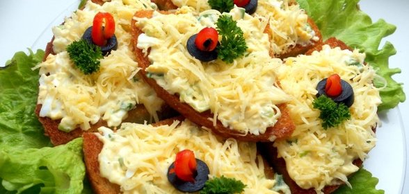 Гренки с чесноком, яйцом и сыром