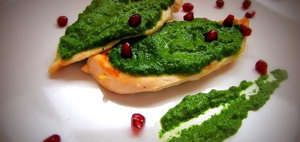 Куриная грудка под шпинатным соусом