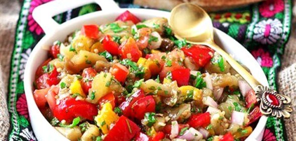 Салат из запеченных баклажанов и перцев