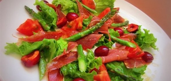 Салат с хамоном и черешней по испанским мотивам