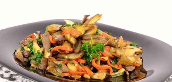 Вешенки жареные с морковью и чесноком