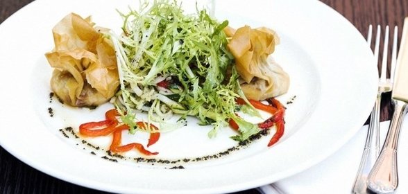 Теплый салат со спагетти из цукини и козьим сыром