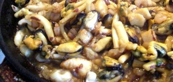 Морской коктейль под сливочным соусом