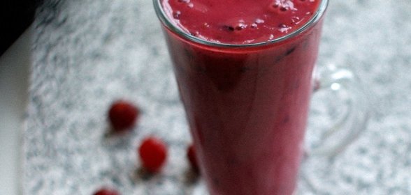 Смузи из свежих ягод с зеленым чаем