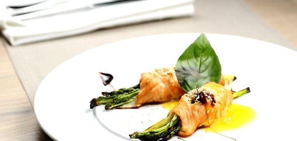 Спаржа с лососем