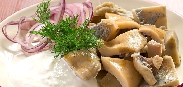 Соленые грибы со сметаной
