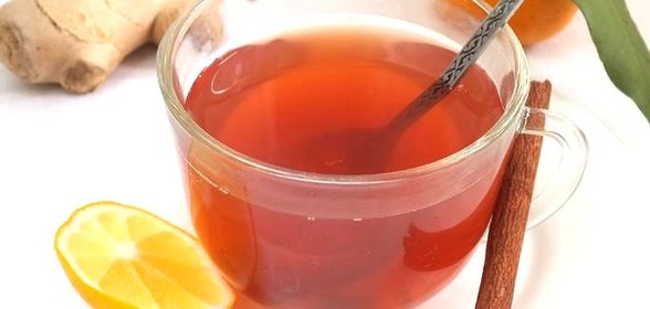 Чайный коктейль с клюквой, ромашкой и имбирём