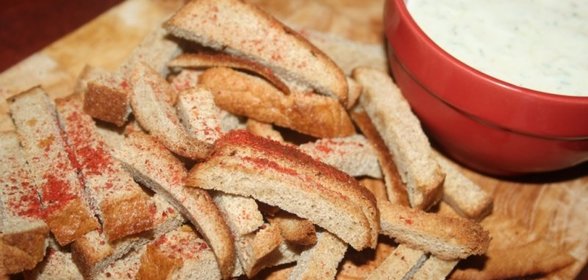 Дарницкие сухарики с соусом на основе йогурта