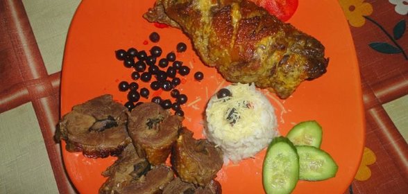 Рулет из утиной грудки с черносливом