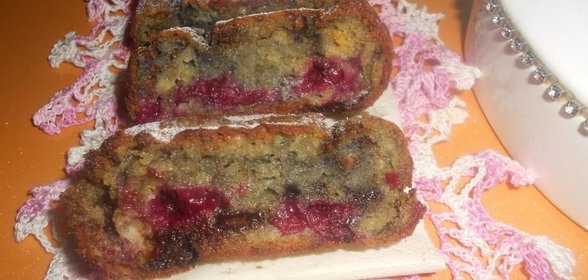 Шарлотка с вишней и шоколадом