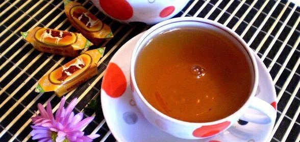 Черный чай с мятой и лепестками календулы