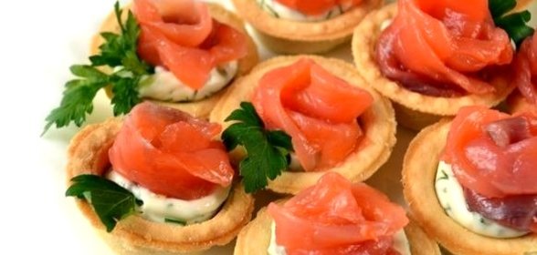 Тарталетки с соленой семгой